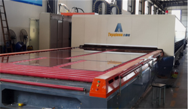Glass tempering furnace